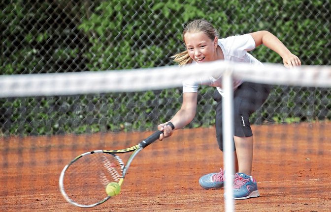 Bloß keinen Ball verloren geben! Leni Faeseler zeigt beim Turnier um den Vaihinger Löwen vollen Einsatz, trifft in ihrer Gruppe allerdings auf übermächtige Kontrahentinnen. Foto: Küppers