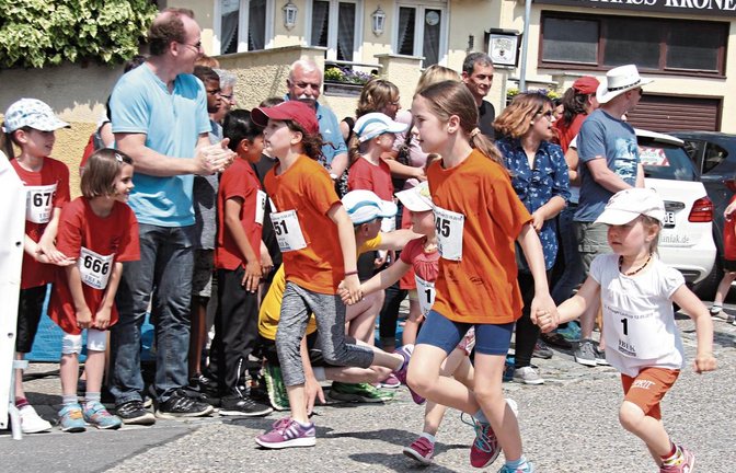 Hand-in-Hand geht vieles leichter – so auch die 500 Meter beim Bambinilauf. Foto: Nachreiner