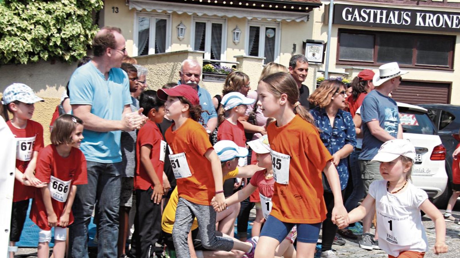 Hand-in-Hand geht vieles leichter – so auch die 500 Meter beim Bambinilauf. Foto: Nachreiner Hand-in-Hand geht vieles leichter – so auch die 500 Meter beim Bambinilauf. Foto: Nachreiner
