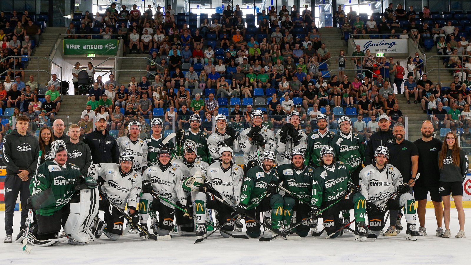 Mannschaftsfoto mit den Fans. Die Spieler der Bietigheim Steelers freuen sich auf die neue Spielzeit in der Eishockey-Oberliga. Foto: Baumann Mannschaftsfoto mit den Fans. Die Spieler der Bietigheim Steelers freuen sich auf die neue Spielzeit in der Eishockey-Oberliga. Foto: Baumann