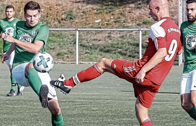 Philipp Gögel (in Rot) kämpft mit Marc Ohlheiser um den Ball. Unterm Strich gewinnt die SGM Hohenhaslach/Freudental mehr Zweikämpfe und schlägt den VfL Gemmrigheim 3:0. Foto: Simecek