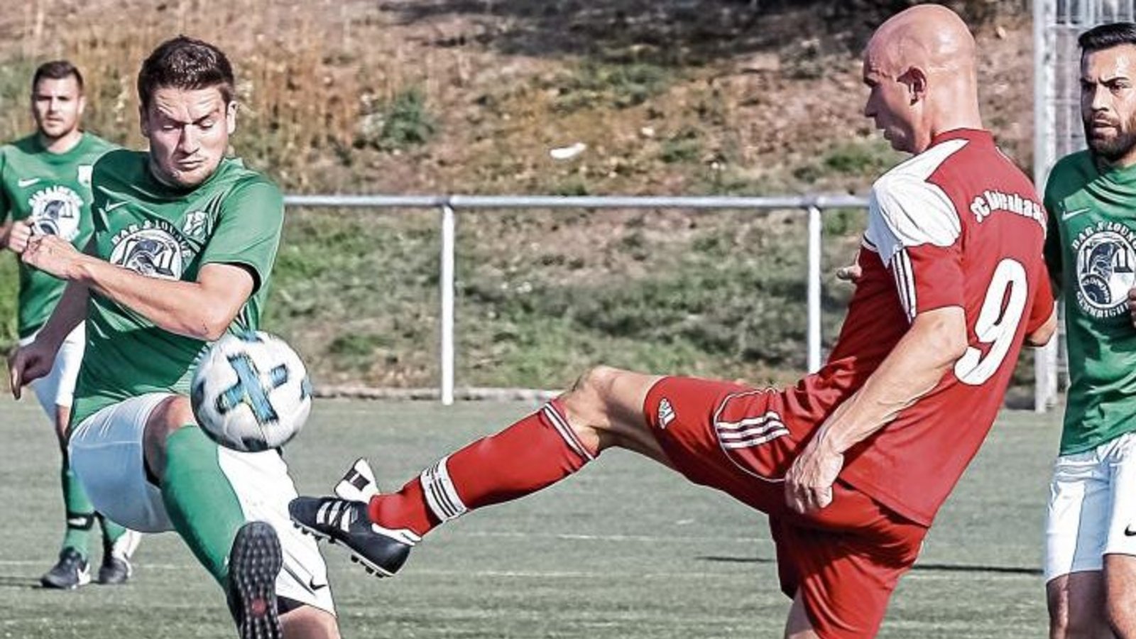 Philipp Gögel (in Rot) kämpft mit Marc Ohlheiser um den Ball. Unterm Strich gewinnt die SGM Hohenhaslach/Freudental mehr Zweikämpfe und schlägt den VfL Gemmrigheim 3:0. Foto: Simecek