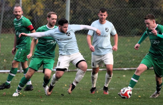 Auf dem Heilgenberg kämpfen viele Spieler um den Ball und bleiben doch torlos – darunter Häfnerhaslachs Dennis Can Özcagir (Nummer elf) und Kleinglattbachs Justin Trostel (rechts). <span class='image-autor'>Foto: Küppers</span>