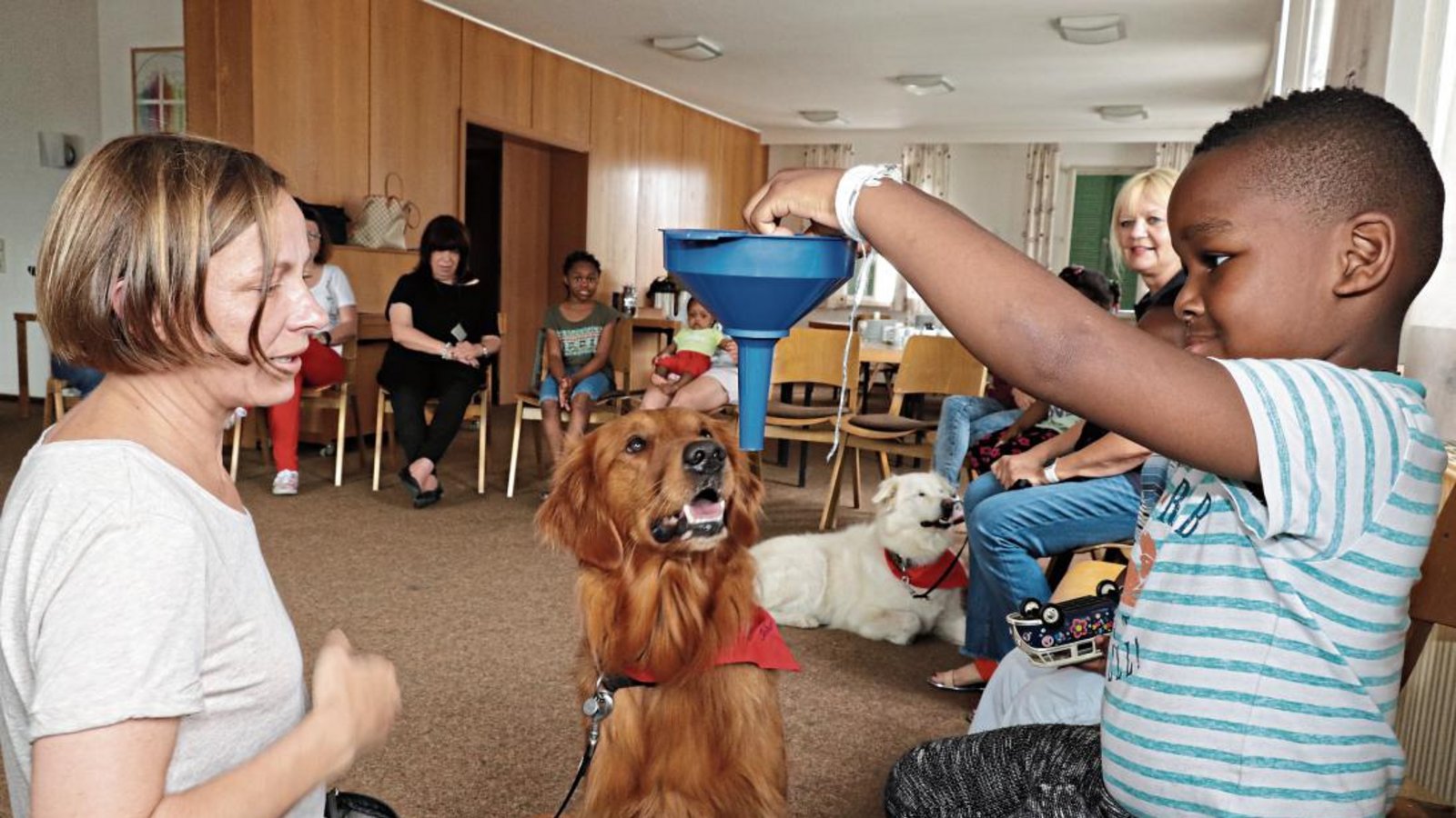 Mit Hilfe von Anja Wendel und ihrem Trichter-Trick traute sich der kleine David, Oskar das Leckerli zu geben.  Foto: Gergen