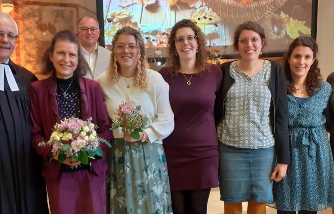 Pfarrer Michael Wanner mit seiner Frau Eva-Maria und seinen fünf Töchtern (v.l.) wurde vom Vorsitzenden des Kirchengemeinderats Hohenhaslach, Reinhard Baumgärtner (hinten), in den Ruhestand verabschiedet.  <span class='image-autor'>Foto: Glemser</span>