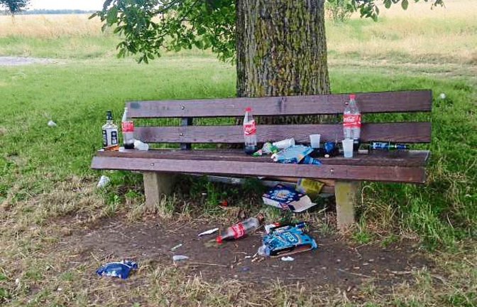 Trinkgelage – und keiner räumt auf. Waltraud van Dyken hat diese unschöne Aufnahme am Sonntagmorgen auf Kreuz in Enzweihingen gemacht.