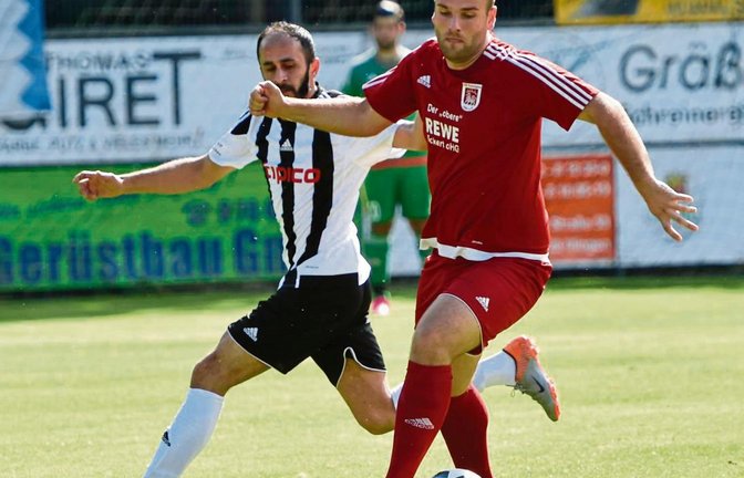 VfB-Kicker Granit Hajdini (rechts) kämpft mit Antonio la Monica um den Ball. Letztlich gewinnt Dersim Spor Ludwigsburg mit 1:0. Foto: Leitner