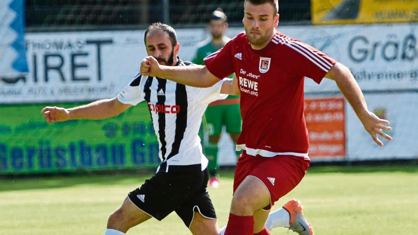 VfB-Kicker Granit Hajdini (rechts) kämpft mit Antonio la Monica um den Ball. Letztlich gewinnt Dersim Spor Ludwigsburg mit 1:0. Foto: Leitner