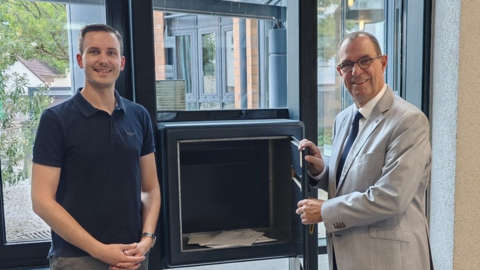 OB Frank Schneider und Amtsleiter Tobias Lichter leeren am Montag den Briefkasten. Foto: p