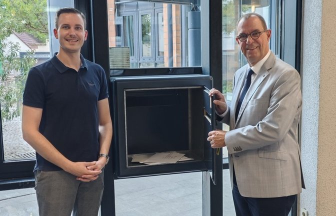 OB Frank Schneider und Amtsleiter Tobias Lichter leeren am Montag den Briefkasten. <span class='image-autor'>Foto: p</span>
