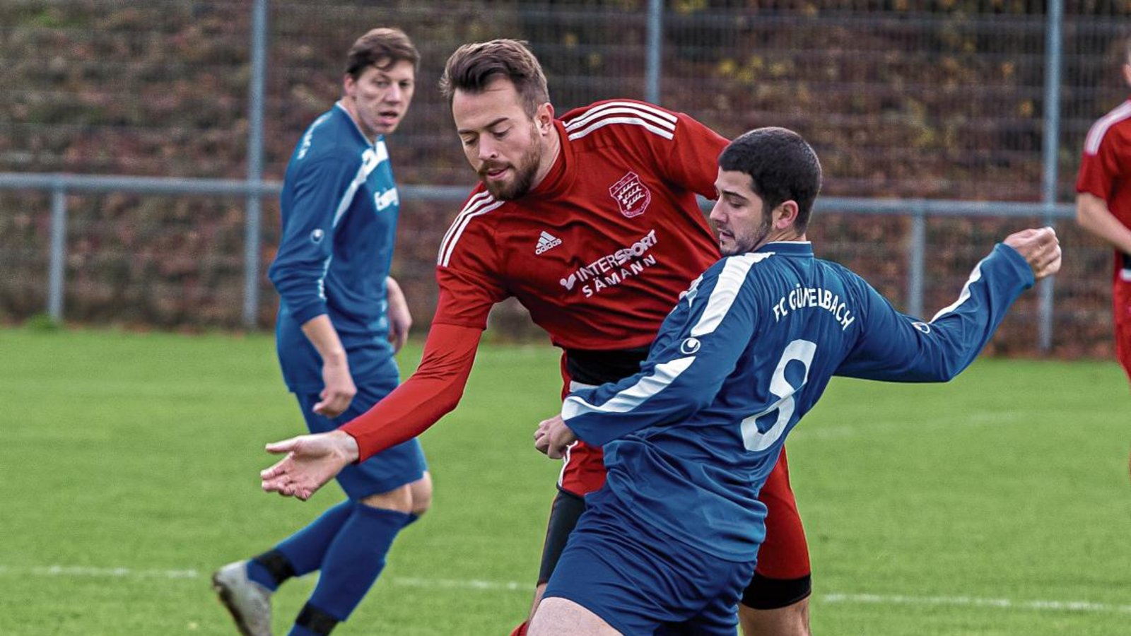 Großglattbachs Jakob Nabrotzki (Mitte) legt den Ball an Gündelbachs Valmir Alushaj (rechts) vorbei.  Foto: Bürkle