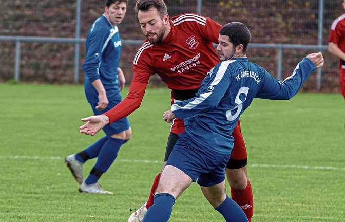 Großglattbachs Jakob Nabrotzki (Mitte) legt den Ball an Gündelbachs Valmir Alushaj (rechts) vorbei.  Foto: Bürkle