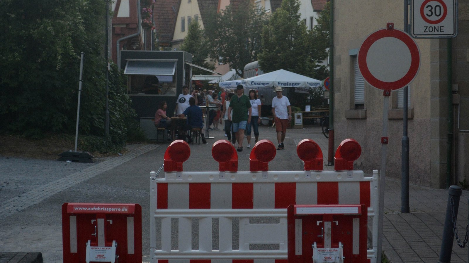 Beim Kelterfest im Juni hat die Gemeinde Illingen zum Schutz der Besucher absenkbare Sperren gemietet. Einen Kauf lehnt der Gemeinderat vorerst ab. Foto: Stahlfeld