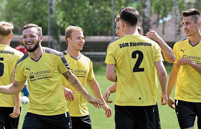 Viel jubeln, weil man erfolgreich gespielt hat, das ist das Ziel des neuen Trainers Roman Kasiar mit dem Fußball-A-Ligisten SGM Riexingen. Fotos: Leitner, Baumann