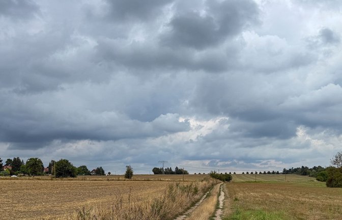 Dunkle Wolken und Gewitter ziehen nach der Vorhersage des Deutschen Wetterdiensts aus Westen heran. (Archivbild)<span class='image-autor'>Jan Woitas/dpa</span>