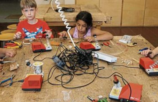 Kinder bauen in Sachsenheim ein kleines Radio. Foto: p