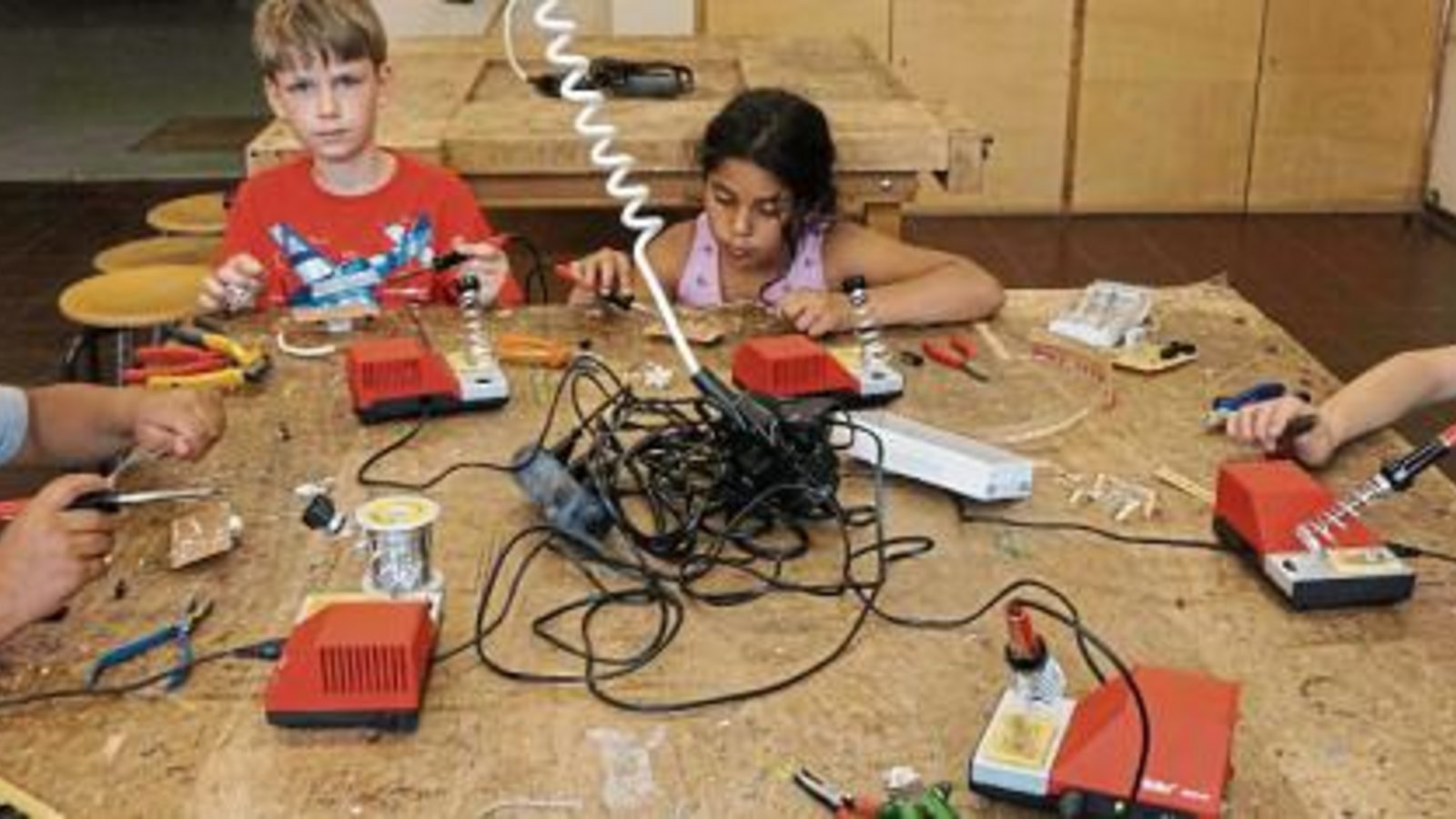 Kinder bauen in Sachsenheim ein kleines Radio. Foto: p Kinder bauen in Sachsenheim ein kleines Radio. Foto: p