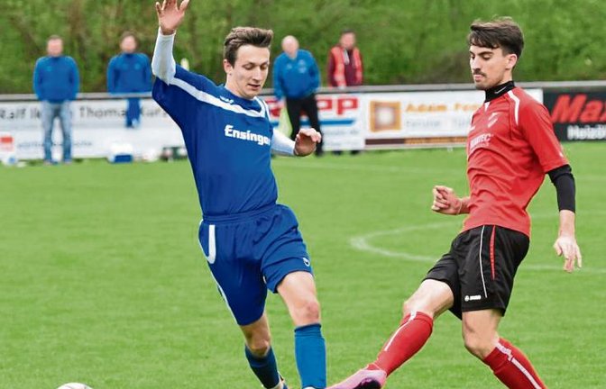 Kim Heidler (links) kam in diesem Spiel gegen Horrheim einen Schritt zu spät. Am Sonntag gastiert der FCG als Tabellensechster beim Vierten TSV Wiernsheim.  Foto: Leitner