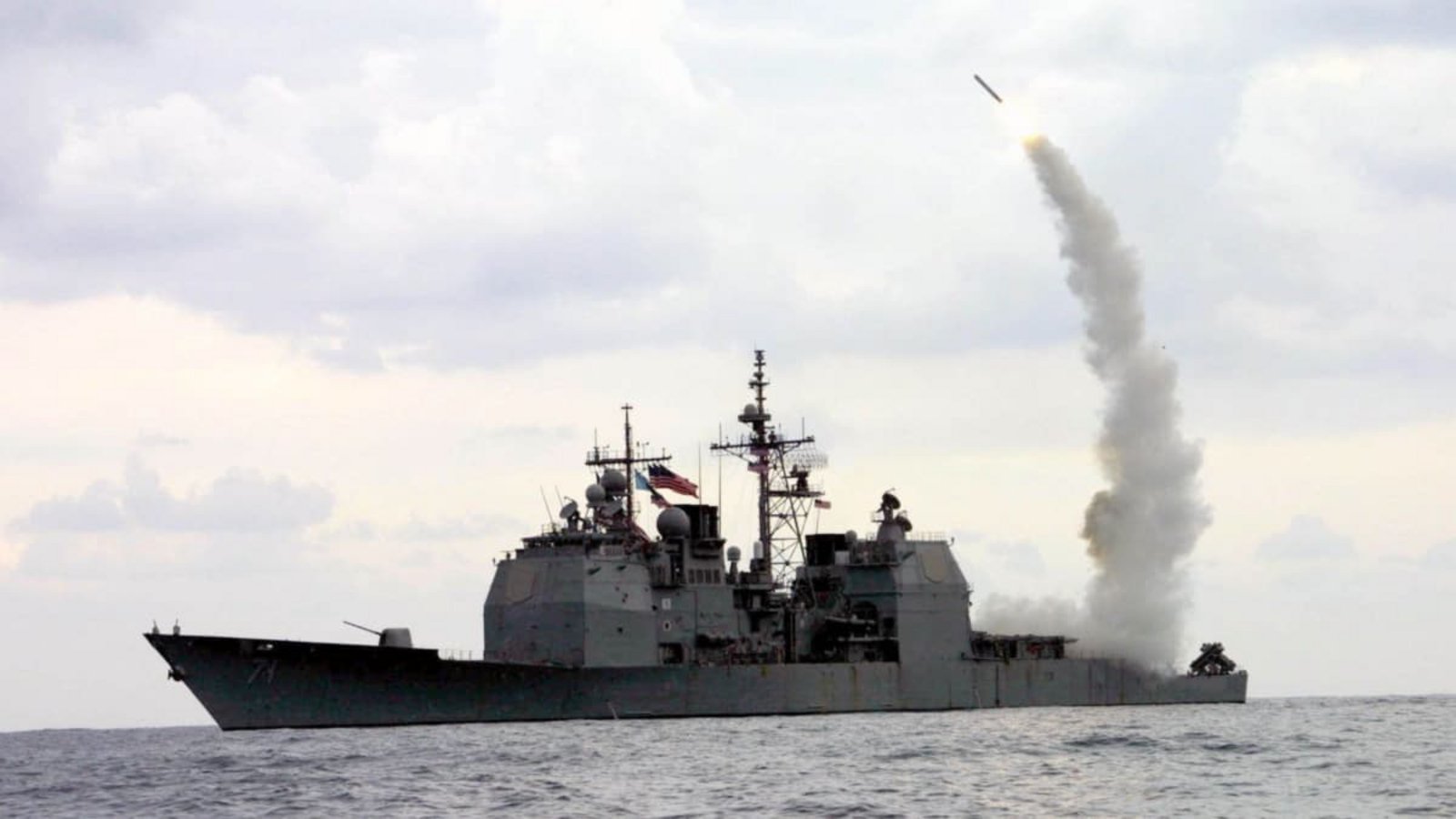 Ein Tomahawk-Marschflugkörper startet vom einem US-Lenkwaffenkreuzer. (Archivbild)Kenneth Moll/US NAVY/dpa