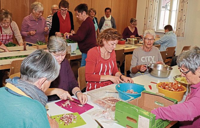 Hier gilt der Spruch „Viele Köche verderben den Brei“ ausnahmsweise nicht, denn viele helfende Hände sind jedes Jahr bei der Maultaschenzubereitung in Oberriexingen gefragt.  Fotos: Gergen