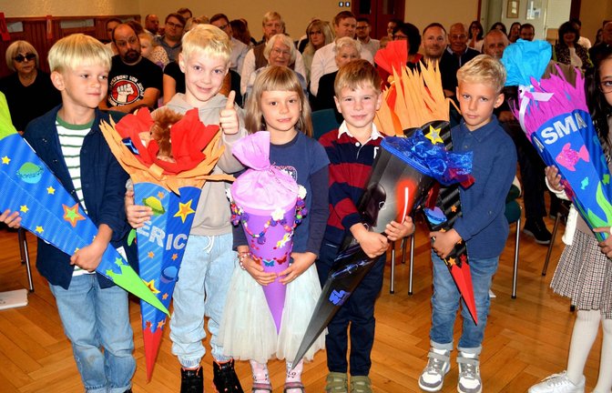 An der kleinen Schule in Schützingen wird groß gefeiert: Die sechs Erstklässler freuen sich.  <span class='image-autor'>Foto: Stahlfeld</span>