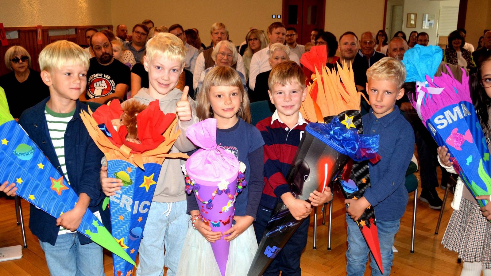 An der kleinen Schule in Schützingen wird groß gefeiert: Die sechs Erstklässler freuen sich. Foto: Stahlfeld An der kleinen Schule in Schützingen wird groß gefeiert: Die sechs Erstklässler freuen sich. Foto: Stahlfeld