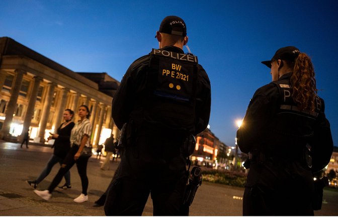 Einsatzkräfte der Polizei stehen  in Stuttgart auf dem Schlossplatz Streife.<span class='image-autor'>Foto: dpa/Marijan Murat</span>