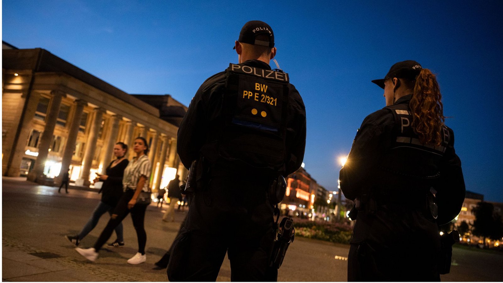 Einsatzkräfte der Polizei stehen in Stuttgart auf dem Schlossplatz Streife.Foto: dpa/Marijan Murat Einsatzkräfte der Polizei stehen in Stuttgart auf dem Schlossplatz Streife.Foto: dpa/Marijan Murat