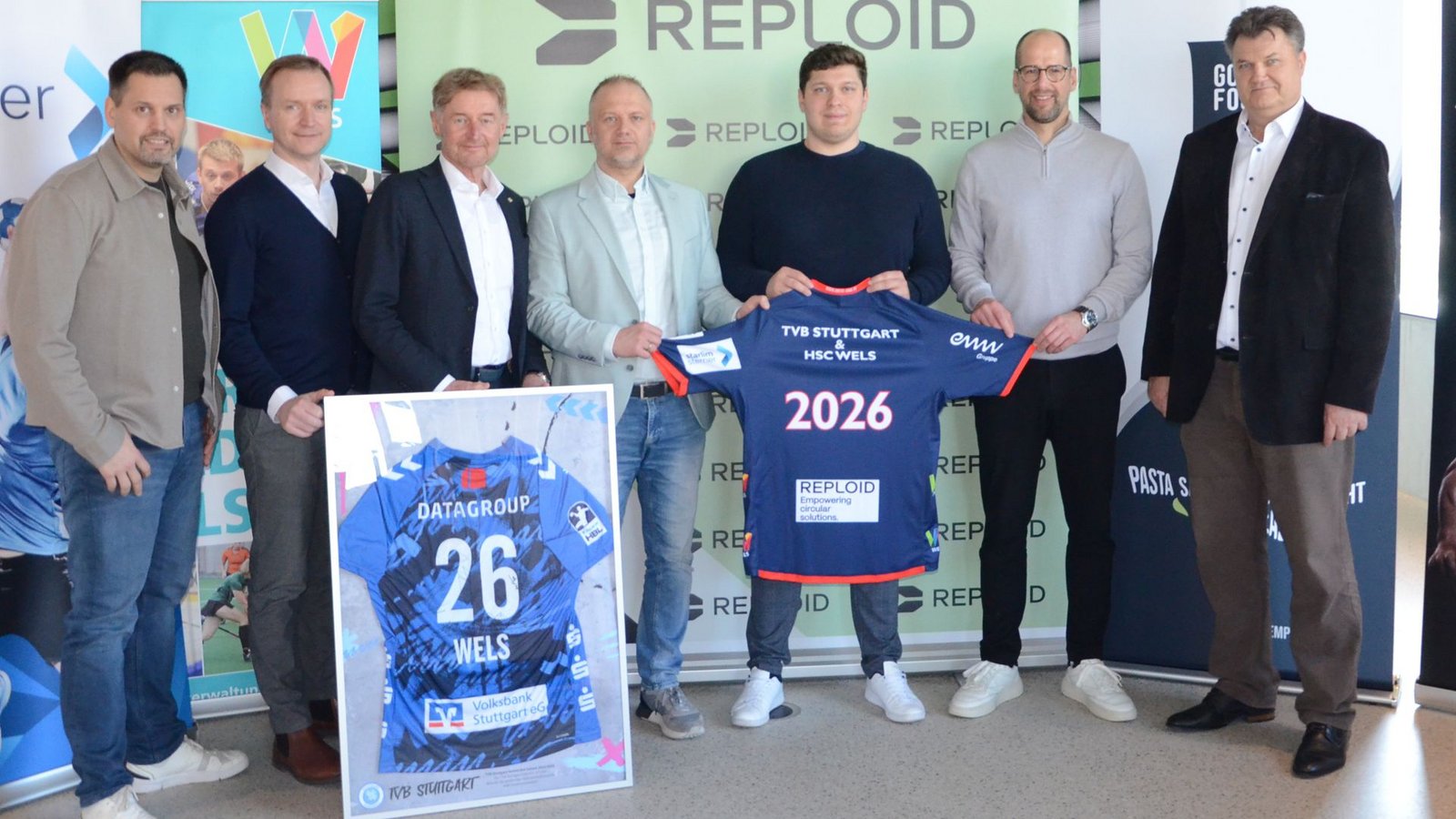 Auf eine gute Kooperation: (v. li.) Manuel Arzt (Vorstandsmitglied HSC Wels), Stefan Mayrhofer (Vorstandsmitglied HSC), Gerhard Kroiß (Vizebürgermeister Stadt Wels), Philip Pauer (Präsident HSC), Dominik Maric (Obmann HSC), Jürgen Schweikardt (Geschäftsführer TVB Stuttgart), Gerald Gabl (Vizepräsident des OÖHV).Foto: HSC Wels Auf eine gute Kooperation: (v. li.) Manuel Arzt (Vorstandsmitglied HSC Wels), Stefan Mayrhofer (Vorstandsmitglied HSC), Gerhard Kroiß (Vizebürgermeister Stadt Wels), Philip Pauer (Präsident HSC), Dominik Maric (Obmann HSC), Jürgen Schweikardt (Geschäftsführer TVB Stuttgart), Gerald Gabl (Vizepräsident des OÖHV).Foto: HSC Wels