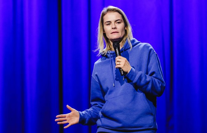 Hazel Brugger – hier bei einem Auftritt in Bern – ist am Freitag in der Stuttgarter Porsche-Arena aufgetreten.<span class='image-autor'>Foto: IMAGO/Gonzales Photo</span>