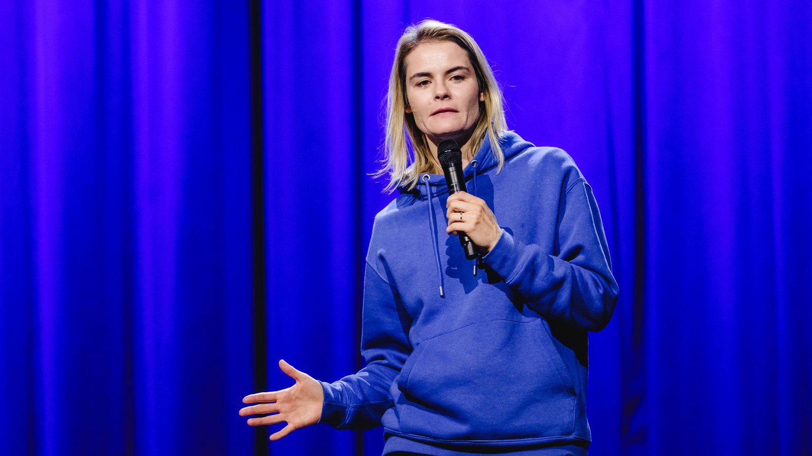 Hazel Brugger – hier bei einem Auftritt in Bern – ist am Freitag in der Stuttgarter Porsche-Arena aufgetreten.Foto: IMAGO/Gonzales Photo Hazel Brugger – hier bei einem Auftritt in Bern – ist am Freitag in der Stuttgarter Porsche-Arena aufgetreten.Foto: IMAGO/Gonzales Photo