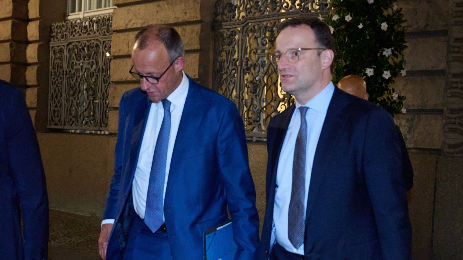 Sorgenvolle Mienen bei der Union: Bundeskanzler Friedrich Merz mit Fraktionschef Jens Spahn am Freitagmorgen vor dem Bundestag.Foto: Annette Riedl/dpa Sorgenvolle Mienen bei der Union: Bundeskanzler Friedrich Merz mit Fraktionschef Jens Spahn am Freitagmorgen vor dem Bundestag.Foto: Annette Riedl/dpa