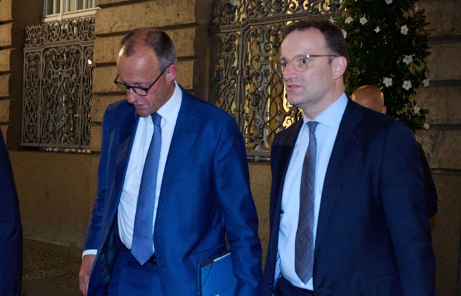 Sorgenvolle Mienen bei der Union: Bundeskanzler Friedrich Merz mit Fraktionschef Jens Spahn am Freitagmorgen vor dem Bundestag.<span class='image-autor'>Foto: Annette Riedl/dpa</span>
