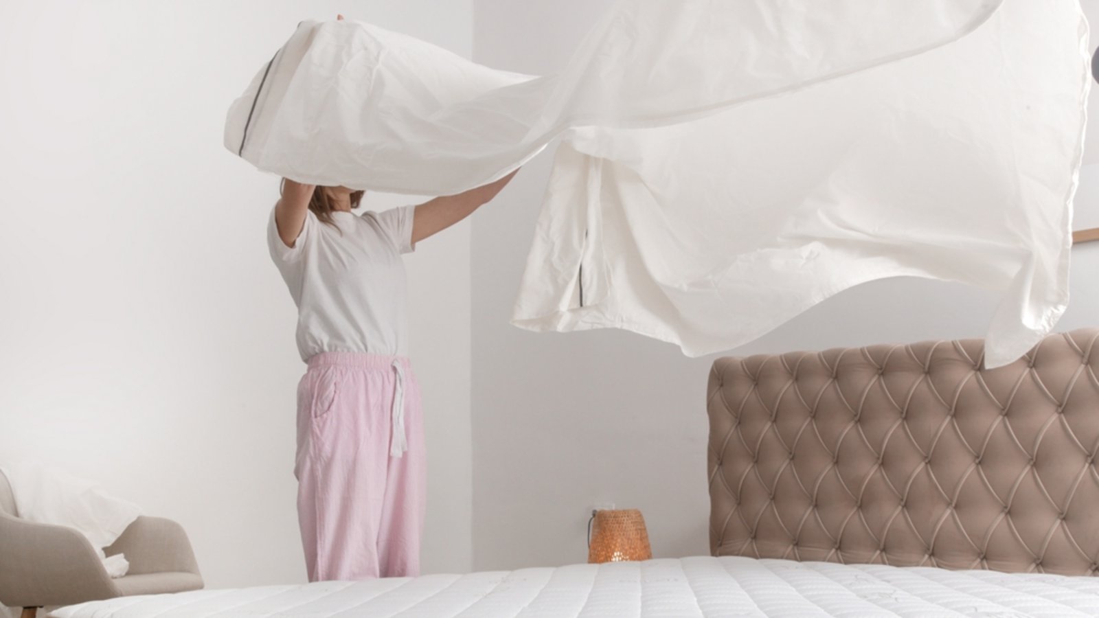 Hier erfahren Sie, in welchem Rhythmus man Bettwäsche wechseln sollte. Das raten Experten zum Beziehen der Betten.Foto: Triocean / Shutterstock.com Hier erfahren Sie, in welchem Rhythmus man Bettwäsche wechseln sollte. Das raten Experten zum Beziehen der Betten.Foto: Triocean / Shutterstock.com
