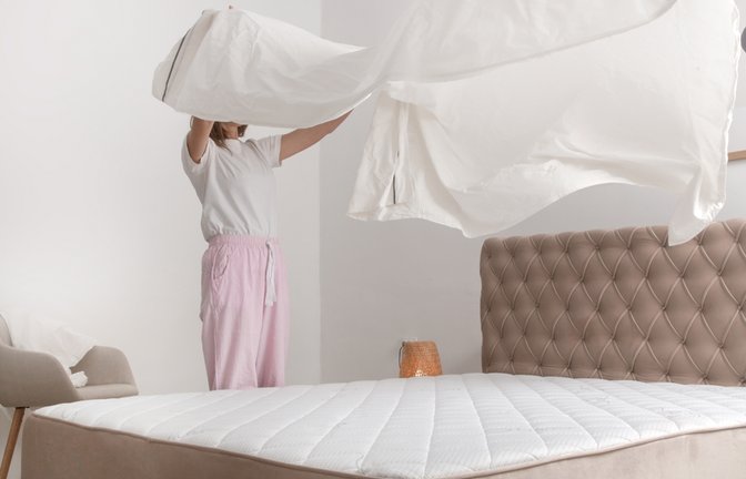 Hier erfahren Sie, in welchem Rhythmus man Bettwäsche wechseln sollte. Das raten Experten zum Beziehen der Betten.<span class='image-autor'>Foto: Triocean / Shutterstock.com</span>