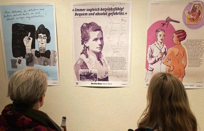 Auf Plakaten werden die „rebellischen Frauen“ vorgestellt.<span class='image-autor'>Foto: Bürgerverein Schönberg/Wilhelm Mierendorf</span>