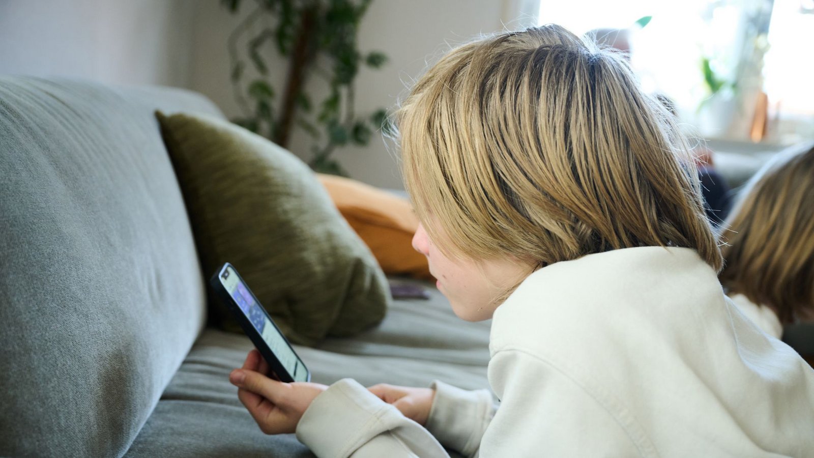 Die Mehrheit der Deutschen spricht sich bei der Nutzung eines Smartphones für ein Mindestalter von zwölf Jahren aus. (Symbilbild)Foto: Annette Riedl/dpa/Annette Riedl Die Mehrheit der Deutschen spricht sich bei der Nutzung eines Smartphones für ein Mindestalter von zwölf Jahren aus. (Symbilbild)Foto: Annette Riedl/dpa/Annette Riedl