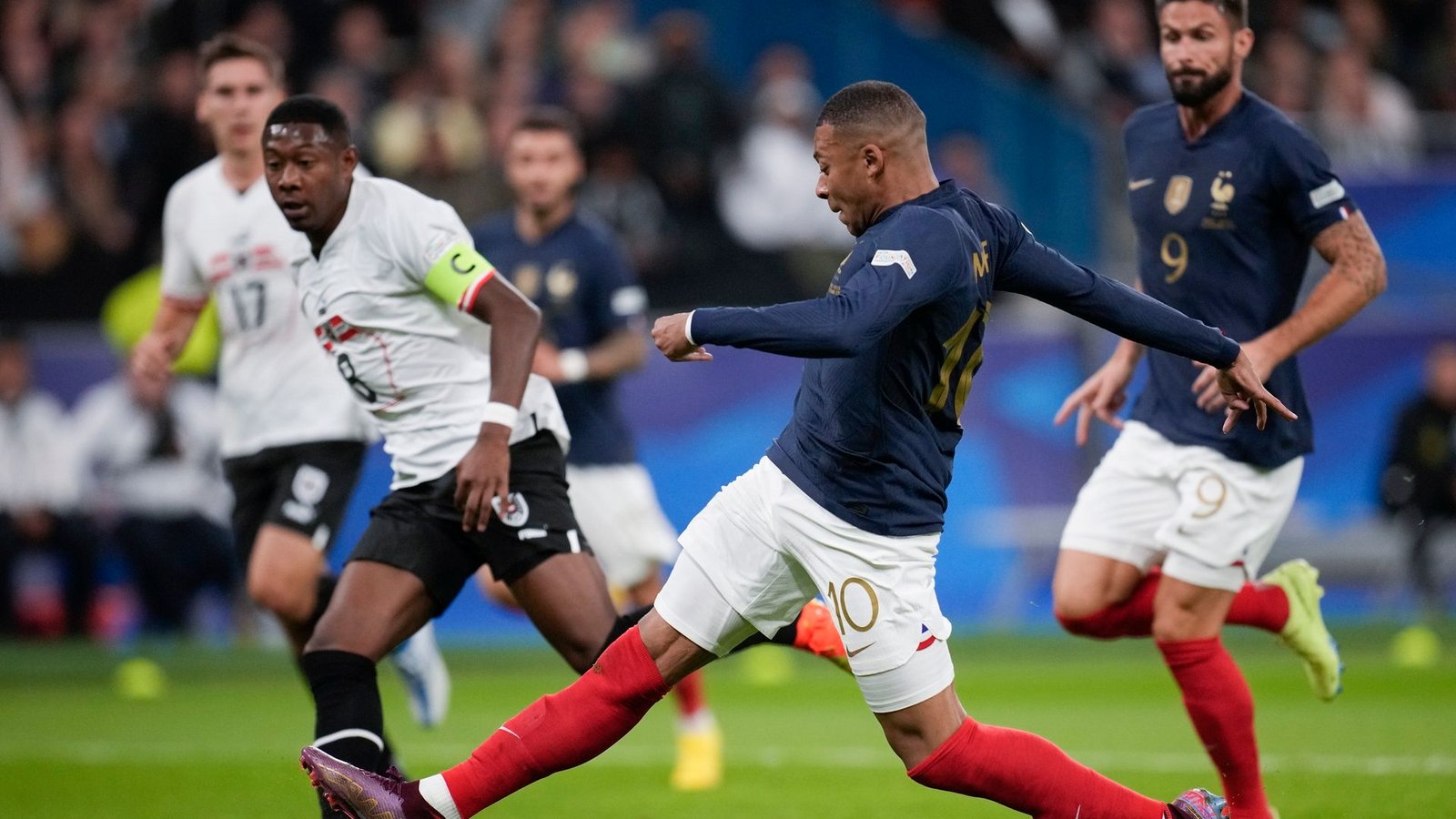 Die Franzosen um Kylian Mbappé (M.) setzten sich gegen Österreich durch.Foto: Christophe Ena/AP/dpa