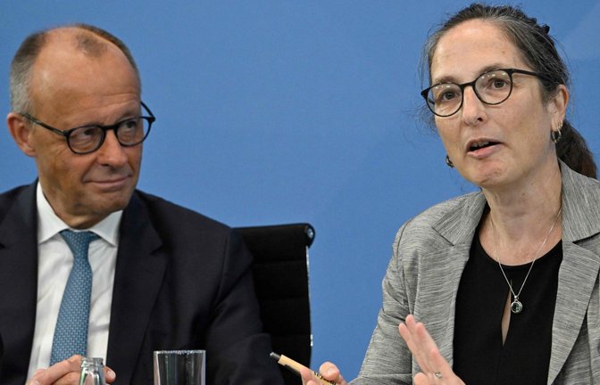 Friedrich Merz lauscht Constanze Janda, eine der Vorsitzenden der Rentenkommission.<span class='image-autor'>Foto: AFP/TOBIAS SCHWARZ</span>