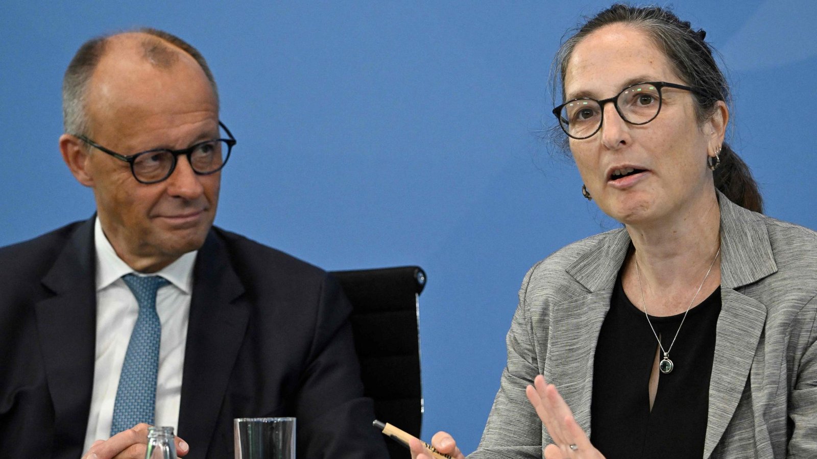 Friedrich Merz lauscht Constanze Janda, eine der Vorsitzenden der Rentenkommission.Foto: AFP/TOBIAS SCHWARZ