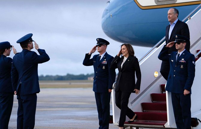 Vizepräsidentin Kamala Harris und Ehemann Douglas Emhoff nach der Landung in New Castle Delaware.<span class='image-autor'>Foto: AFP/ERIN SCHAFF</span>