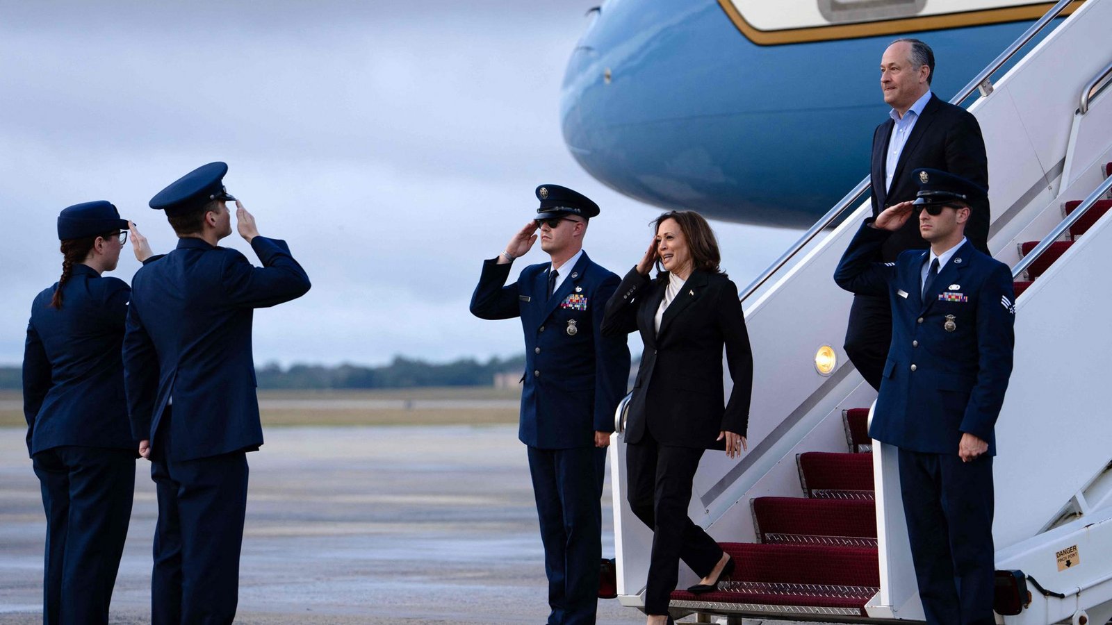 Vizepräsidentin Kamala Harris und Ehemann Douglas Emhoff nach der Landung in New Castle Delaware.Foto: AFP/ERIN SCHAFF Vizepräsidentin Kamala Harris und Ehemann Douglas Emhoff nach der Landung in New Castle Delaware.Foto: AFP/ERIN SCHAFF