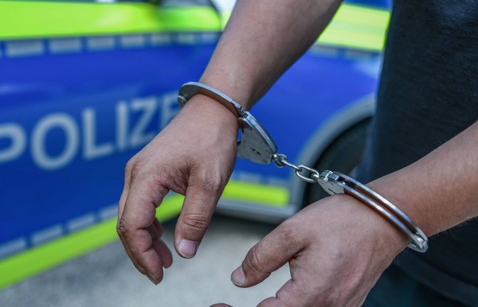Ein 51-Jähriger in einem psychischen Ausnahmezustand hat am Samstag in Schwäbisch Hall Polizisten angegriffen. Er kam in eine Fachklinik (Symbolfoto).<span class='image-autor'>Foto: IMAGO/onw-images/IMAGO/Marius Bulling</span>
