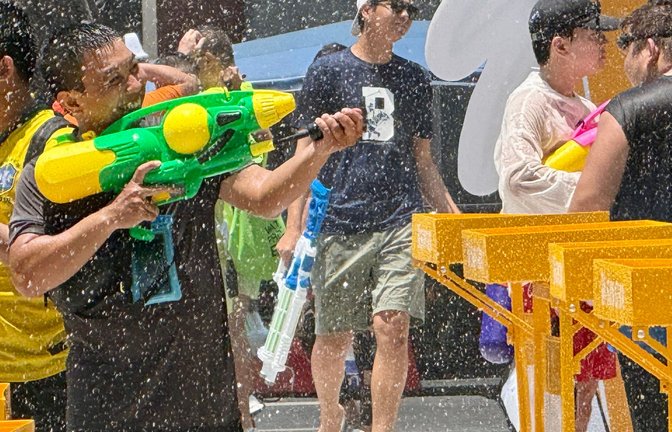 Bei der großen Hitze bieten die Wasserschlachten eine willkommene Abkühlung.<span class='image-autor'>Foto: Carola Frentzen/dpa</span>