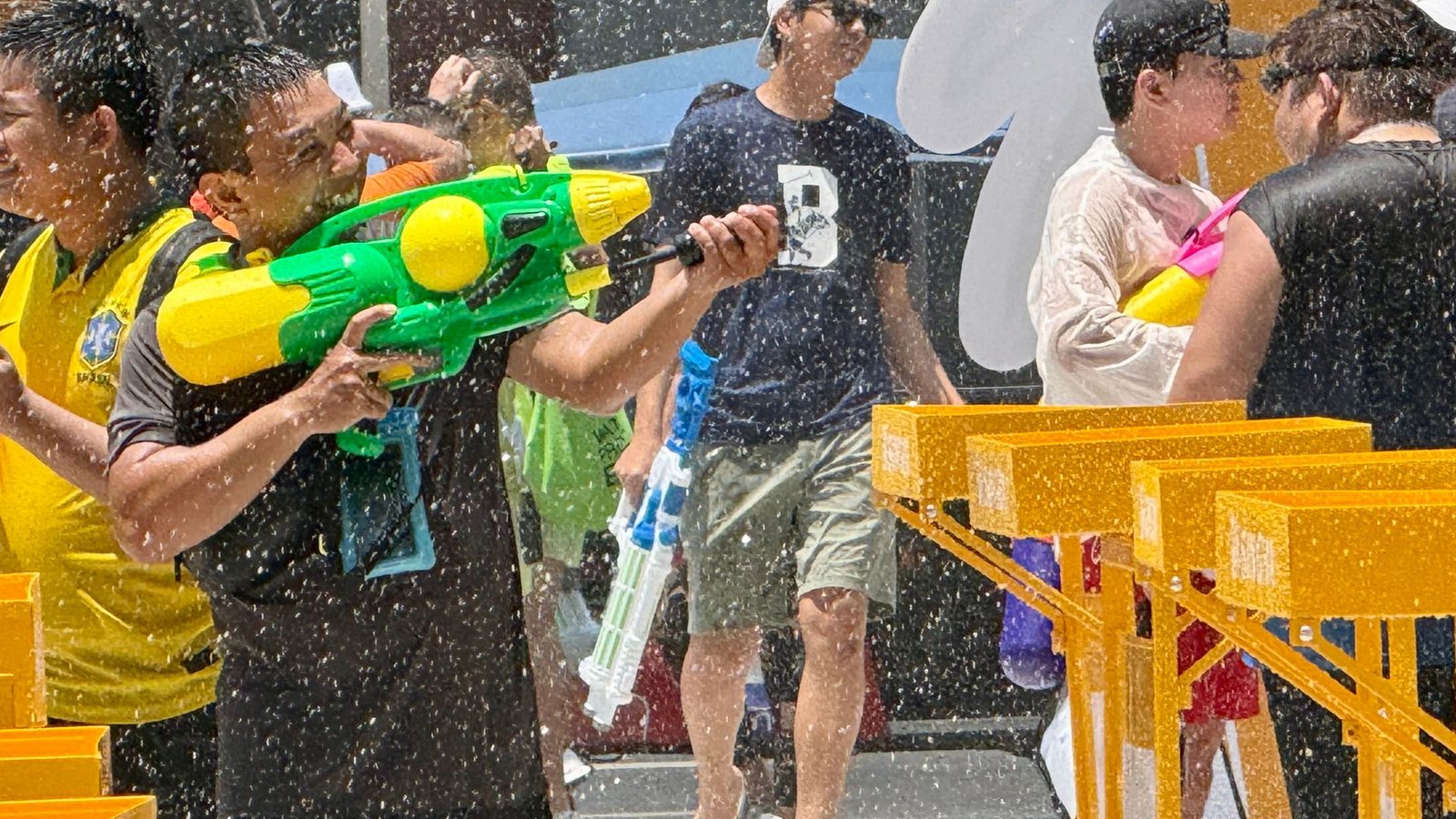 Bei der großen Hitze bieten die Wasserschlachten eine willkommene Abkühlung.Foto: Carola Frentzen/dpa