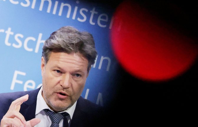 Wirtschaftsminister Robert Habeck (Grüne) überrascht mit seiner Industriestrategie.<span class='image-autor'>Foto: dpa/Carsten Koall</span>