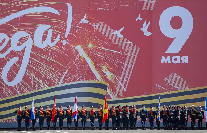 St. Petersburg: Russische Soldaten stehen während der Generalprobe für die Parade zum Tag des Sieges auf dem Palastplatz neben einer Mauer mit einem Banner, auf dem „9. Mai“ steht.<span class='image-autor'>Foto: Artem Priakhin/Sopa Images via Zuma Press Wire/dpa</span>