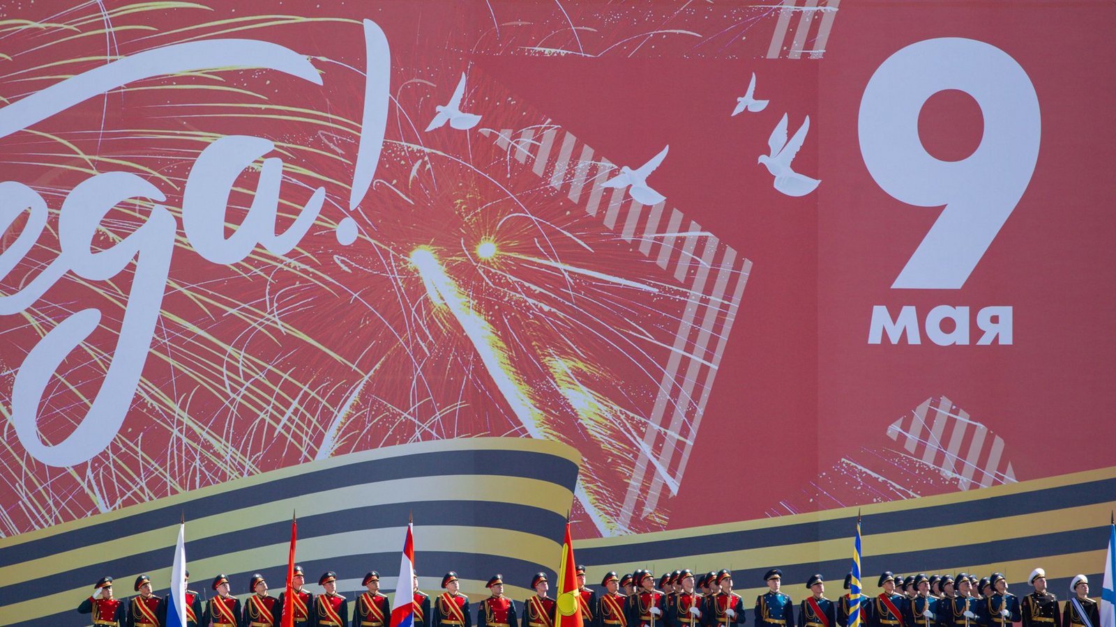 St. Petersburg: Russische Soldaten stehen während der Generalprobe für die Parade zum Tag des Sieges auf dem Palastplatz neben einer Mauer mit einem Banner, auf dem „9. Mai“ steht.Foto: Artem Priakhin/Sopa Images via Zuma Press Wire/dpa St. Petersburg: Russische Soldaten stehen während der Generalprobe für die Parade zum Tag des Sieges auf dem Palastplatz neben einer Mauer mit einem Banner, auf dem „9. Mai“ steht.Foto: Artem Priakhin/Sopa Images via Zuma Press Wire/dpa
