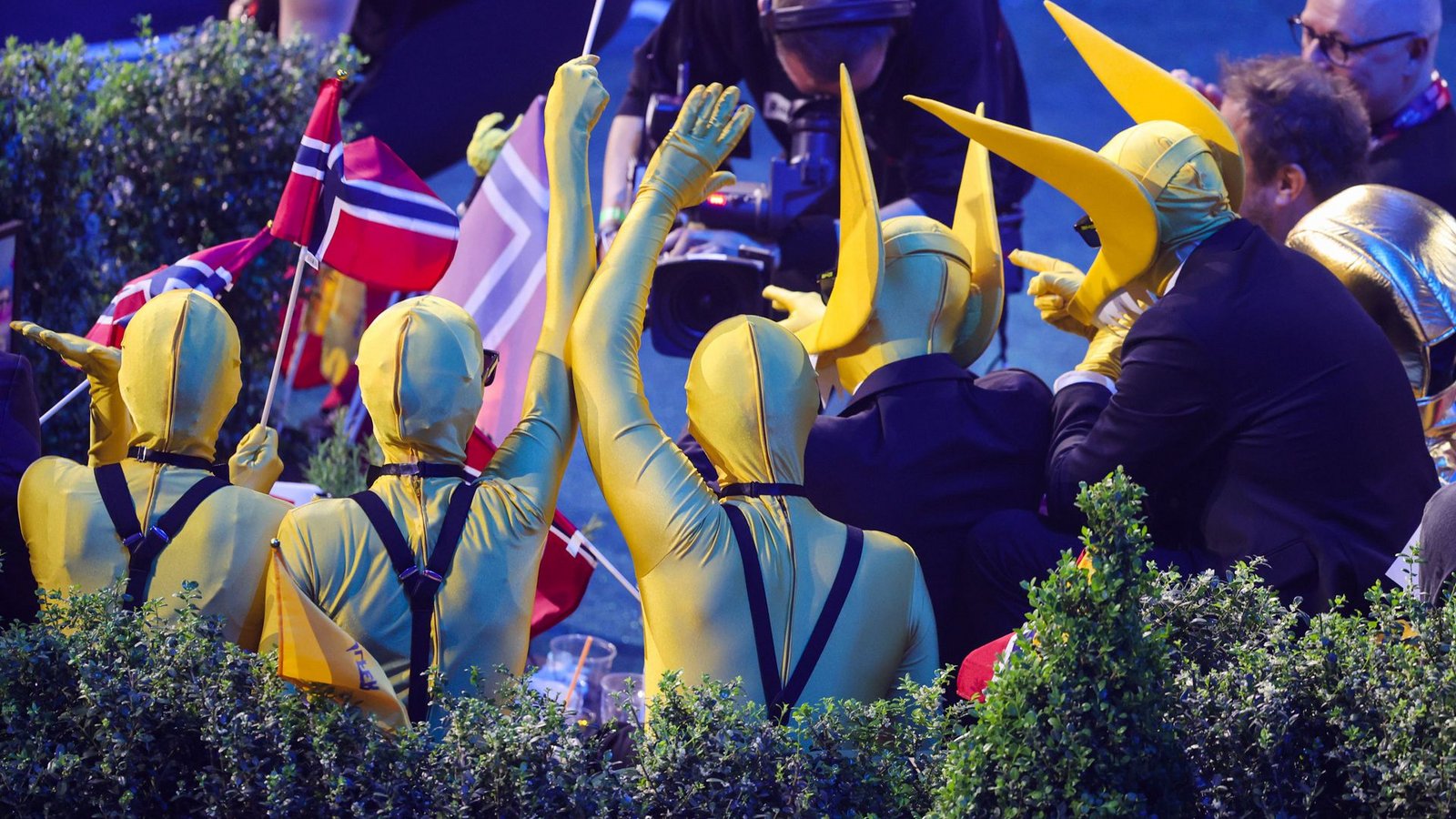 Mit verrückten Kostümen machte das Team rund um die Band Subwoolfer aus Norwegen auf sich aufmerksam.Foto: dpa/Jens Büttner
