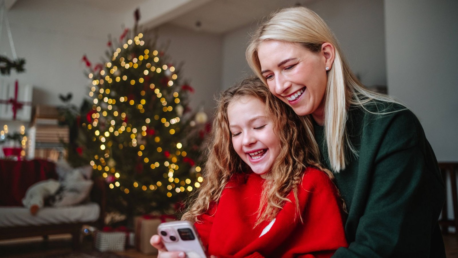 Weihnachten am Smartphone? Für viele Familien passt das Gerät nicht zum besinnlichen Beisammensein.Foto: IMAGO/Westend61 Weihnachten am Smartphone? Für viele Familien passt das Gerät nicht zum besinnlichen Beisammensein.Foto: IMAGO/Westend61